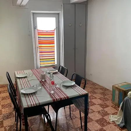 Villa 5rbut1 - Maison Familiale Sur Deux Niveaux En Plein Coeur Du Centre *